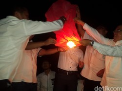HUT ke-70 RI, Lampion Kemerdekaan Diterbangkan di Pantai Boom Banyuwangi