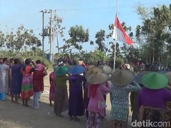 Ratusan Petani Bercaping Upacara Bendera