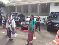 Jepret! Ramai-ramai Foto di Depan Mobil Kepresidenan