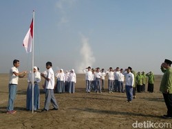 SMA Kholid Upacara di Bekas Sekolah yang Terendam Lumpur Lapindo