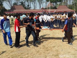 Kelelahan, Ratusan Peserta Upacara di Alun-Alun Bojonegoro Pingsan