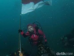 Keren! Ibu Kapolda Metro Kibarkan Merah-Putih di Bawah Air