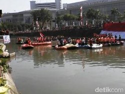 Pecinta Alam Bentangkan Bendera Merah Putih di Kali Mas