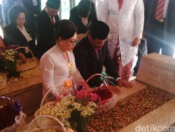 Ziarah Tokoh Kemerdekaan, Wagub Djarot Tabur Bunga ke Makam Bung Hatta