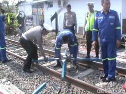 Polisi Olah TKP Kecelakaan Maut KA Vs Innova