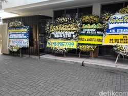 Halaman Kantor Trigana Air di Jakarta Dipenuhi Karangan Bunga