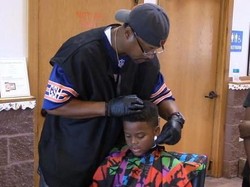 Di Tempat Ini, Anak-anak Bayar Upah Cukur Rambut dengan Membaca Buku