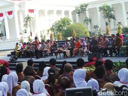 Jokowi Silaturahmi dengan Paskibraka di Istana Bogor