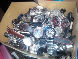 Polda Metro Sita Ratusan Jam Tangan Swiss Army Palsu