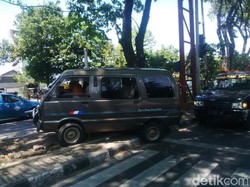 Mobil Carry Naik di Median Jalan, Arus Lalin Padat