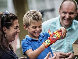 Lahir Tanpa Tangan Kanan, Bocah Ini Dibuatkan Tangan Robot Superhero