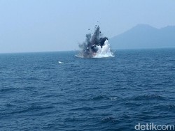 KKP dan TNI AL Meledakkan 38 Kapal Pelaku Illegal Fishing Secara Serentak