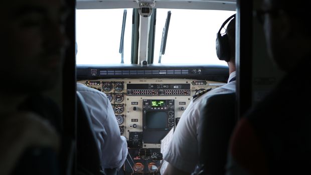Ilustrasi pilot di dalam kokpit pesawat