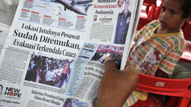 Keluarga korban kecelakaan pesawat Trigana Air PK-YRN membaca berita terkait pesawat naas tersebut di crisis center kompleks Bandara Sentani, Kabupaten Jayapura, Papua, Selasa (18/8). Tim SAR gabungan dan masyarakat pada hari Selasa 18 Agustus 2015 pukul 12.42 WIT telah menemukan 54 jenazah korban kecelakaan pesawat Trigana Air PK-YRN di Kampung Oksob, Distrik Okbape, Kabupaten Pegunungan Bintang, Papua. ANTARA FOTO/Andika Wahyu/pras/15.