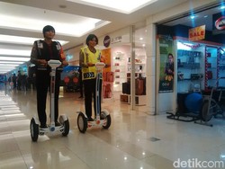 Polisi Bersegway, Cara Baru Patroli Pengamanan Mal di Surabaya