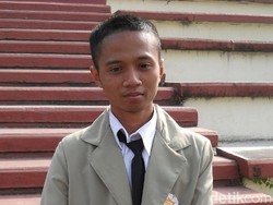 Keterbatasan Fisik Tak Halangi Eki Kuliah di UGM