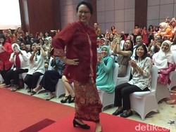 Ini Gaya Menlu Retno Jadi Peragawati di HUT ke-70 Kemlu