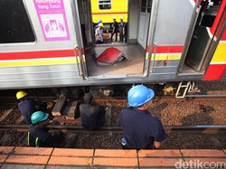 Imbas Kereta Anjlok, Penumpang Commuter Line Arah Bogor Penuh Sesak