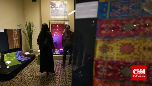 Pengunjung melihat tenun pada pameran Ragam Songket Nusantara dan Tradisi Tenun Serupa di Museum Tekstil, Jakarta, Rabu, 19 Agustus 2015. CNN Indonesia/Safir Makki