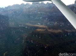 Turunkan Harga Sembako di Gunung, Jokowi Bangun Jembatan Udara