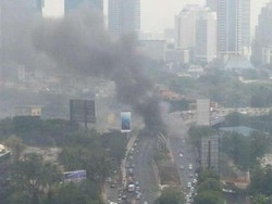 Asap Hitam Membubung dari Bawah Jembatan Kuningan-Menteng