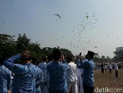 Apel HUT Jabar Dimeriahkan Atraksi Paramotor di Langit Gasibu