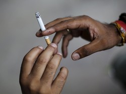 Bisa Perbesar Risiko Kena Kanker Tenggorokan, Masih Mau Merokok?