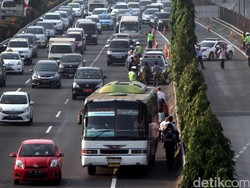 Tol Dalam Kota Macet, Petugas Tol: Imbas Wisuda di Balai Sudirman