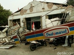 Kanopi Minimarket di Depok Roboh, 1 Orang Terluka