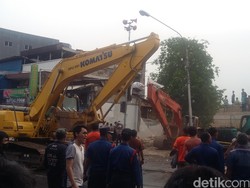 Penggusuran Kampung Pulo Bubar, 3 Backhoe Sudah Diangkut ke Truk