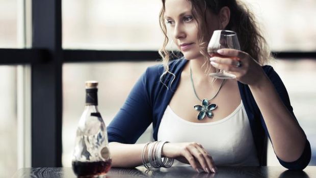 Ilustrasi wanita minum alkohol