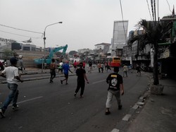 Warga Kampung Pulo Semakin Nekat Melawan Satpol PP, Alat Berat Dibakar