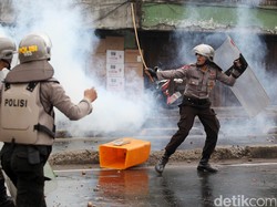 Pendukung Calon Bupati Gowa Bentrok dengan Polisi di Depan Kantor Panwaslu