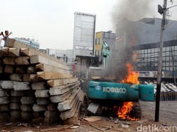Polisi Terus Dalami Kasus Pembakaran Backhoe saat Ricuh di Kampung Pulo