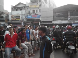 Warga Kampung Pulo Tutup Jalan Jatinegara Barat, Pengendara Dipaksa Putar Arah