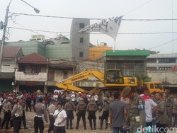 2 Backhoe Didatangkan ke Kampung Pulo, Penggusuran Kembali Dilakukan