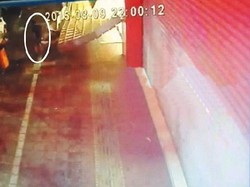 Ibunya Kejatuhan Papan Iklan di Depan Mata, Bocah Ini Shock
