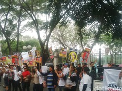 Gelar Aksi, Seknas Jokowi Desak Presiden Evaluasi Menteri BUMN