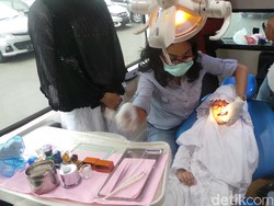 Anak-anak Yatim Periksa Gigi Gratis di Mobil Sehat CT Foundation