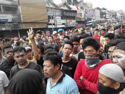 Alat Berat Hancurkan Bangunan, Warga Kp Pulo Teriak Minta Nego ke Satpol PP