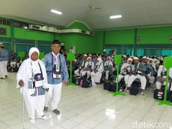 445 Calon Jamaah Haji Kloter Pertama Tiba di Asrama Haji Sukolilo