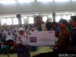 Bekal Jemaah 1.500 Riyal Dibagikan, Jemaah Senang dan Riang