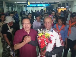 Rizal Ramli Beri Kalungan Bunga untuk Tim Ekspedisi Sabar Gorky di Cengkareng