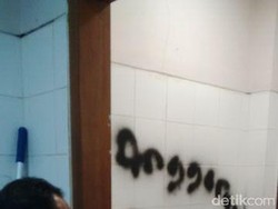 Anggota DPRD ini Marah dan Coret-coret Dinding karena Toilet Rusak