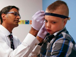 Setelah 4 Tahun, Elijah Bisa Masuk Sekolah dengan Sepasang Telinga Baru