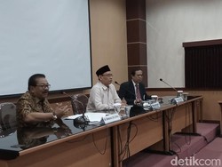 Gubernur Soekarwo Dianugerahi Gelar Doktor Honoris Causa