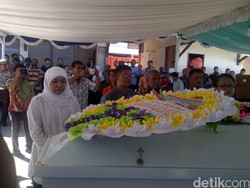 Temui Istri Pegawai PT Pos Korban Trigana, Mensos Sampaikan Belasungkawa