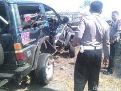 Terlempar Keluar Mobil Usai Tabrak Pembatas Jalan, Dua Orang Tewas