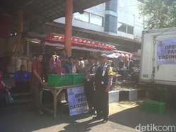 Polisi Kawal Operasi Pasar Daging Ayam di Bandung