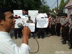 Warga Mojokerto Demo Tuntut Calon Independen Digugurkan